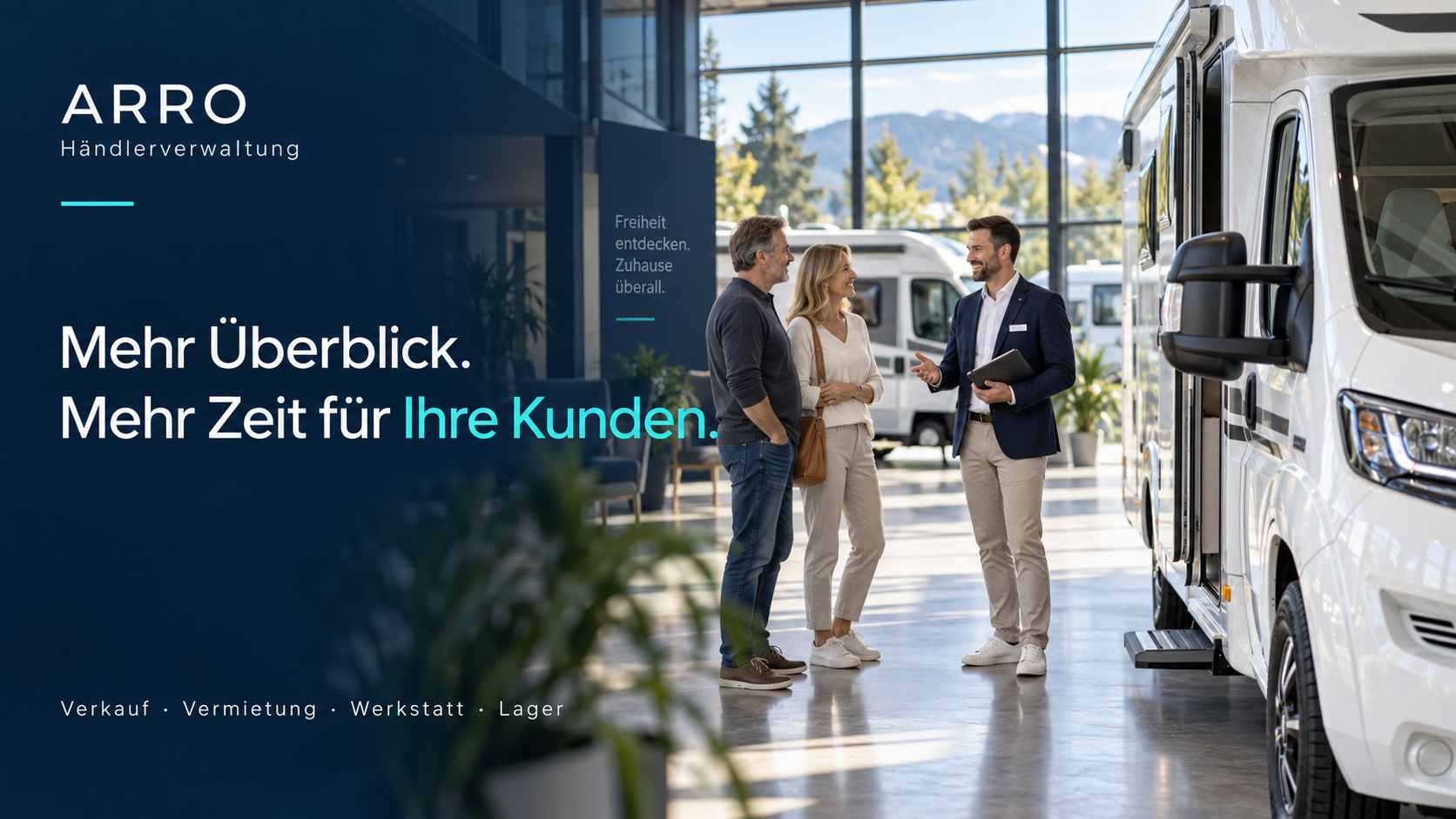ARRO-Händlerverwaltung: Mehr Überblick. Mehr Zeit für Ihre Kunden. Verkauf, Vermietung, Werkstatt und Lager. Werbemotiv eines Beratungsgesprächs im Reisemobilhandel.